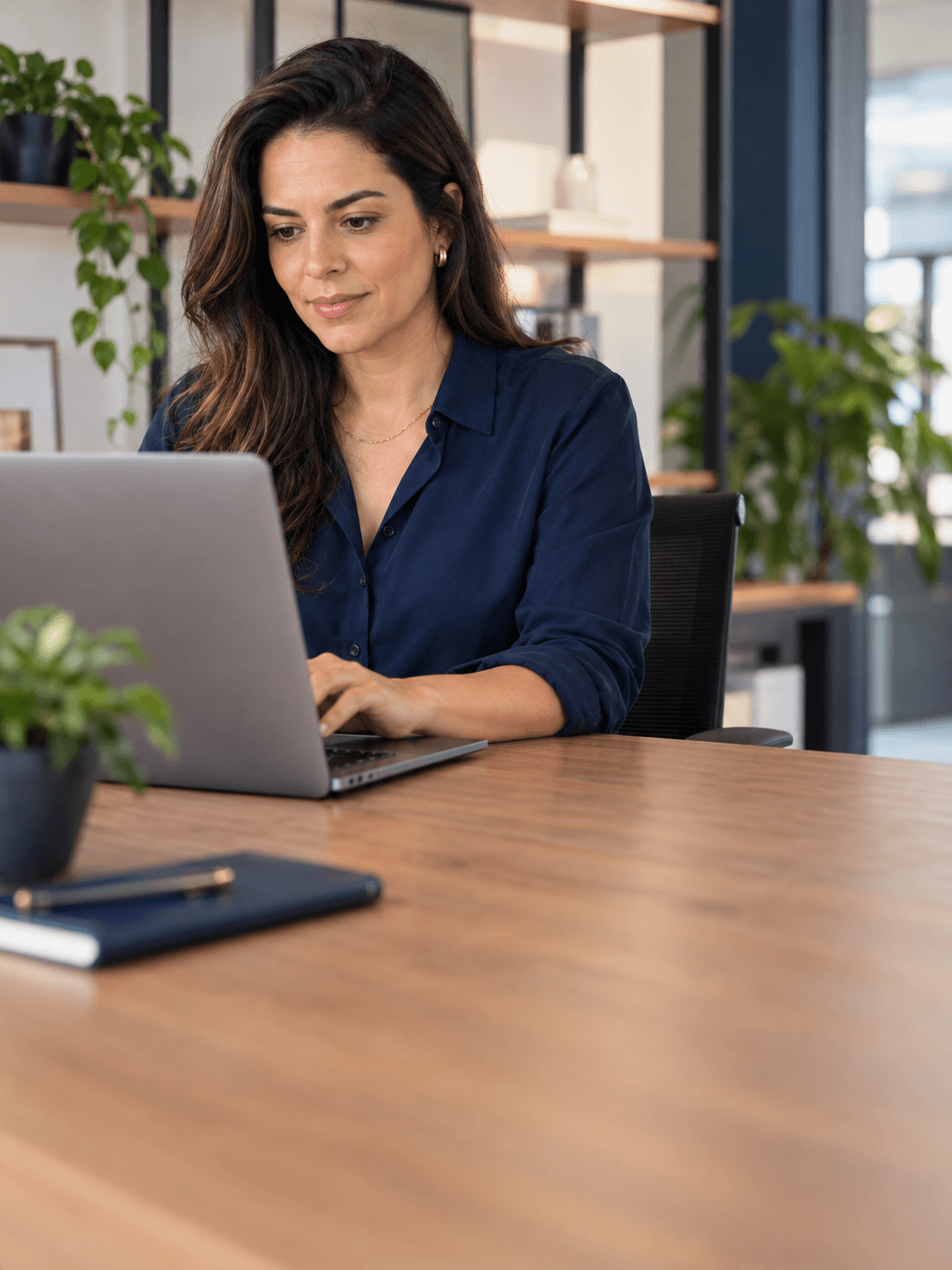 Profissional organizando as conversas no notebook em um escritório